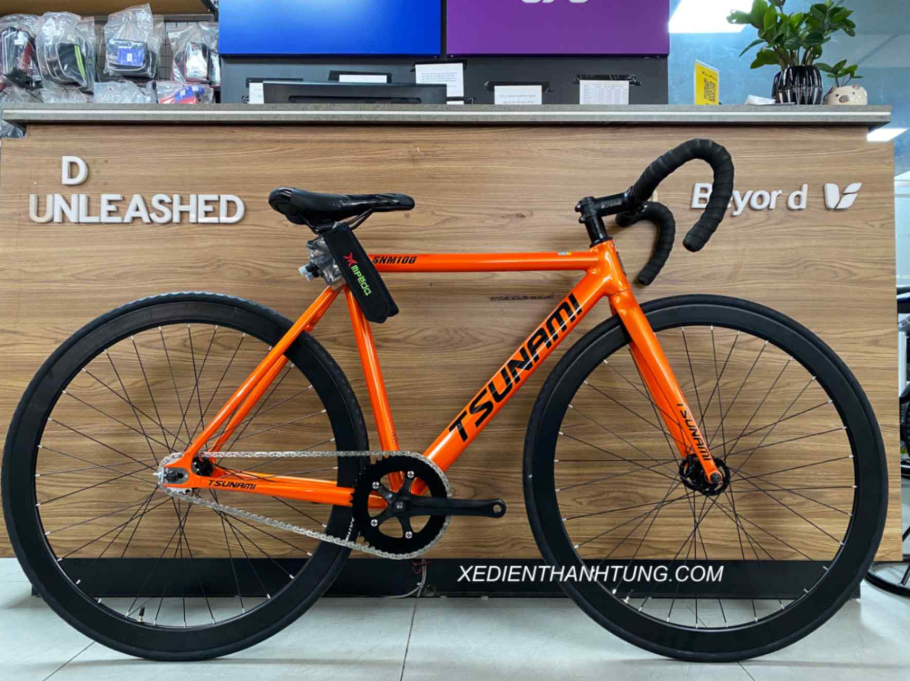 Xe đạp Fixed Gear Tsumani SNM 100 đen màu cam bóng tem đen