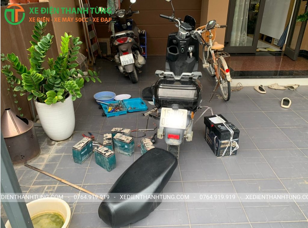 Nên Tự Thay Hay Gọi Dịch Vụ Thay Ắc Quy Xe Điện Tại Nhà?