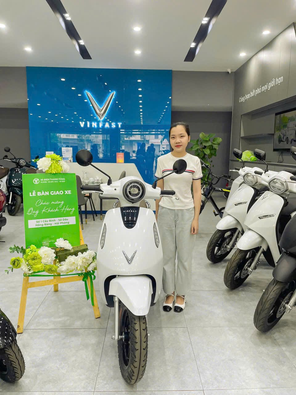 Nhiều học sinh lựa chọn mua xe VinFast Evo Lite