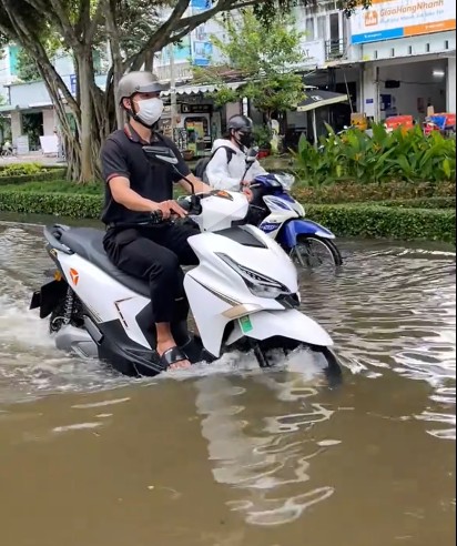 Xe điện bị ngập nước