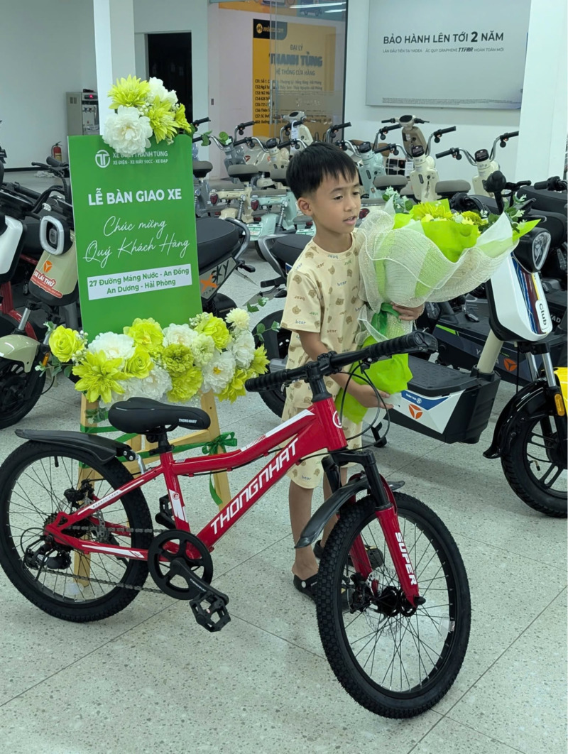 Xe đạp màu đỏ