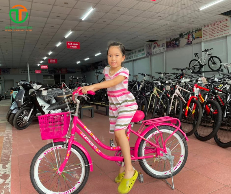 xe đạp màu hồng
