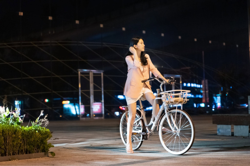 Xe đạp màu trắng