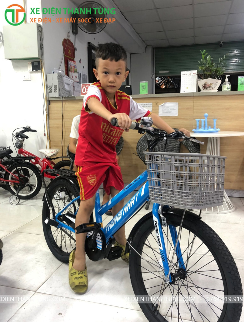 xe đạp màu xanh dương