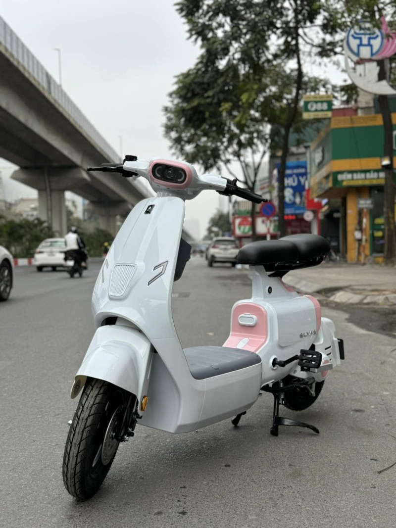 xe đạp điện màu trắng