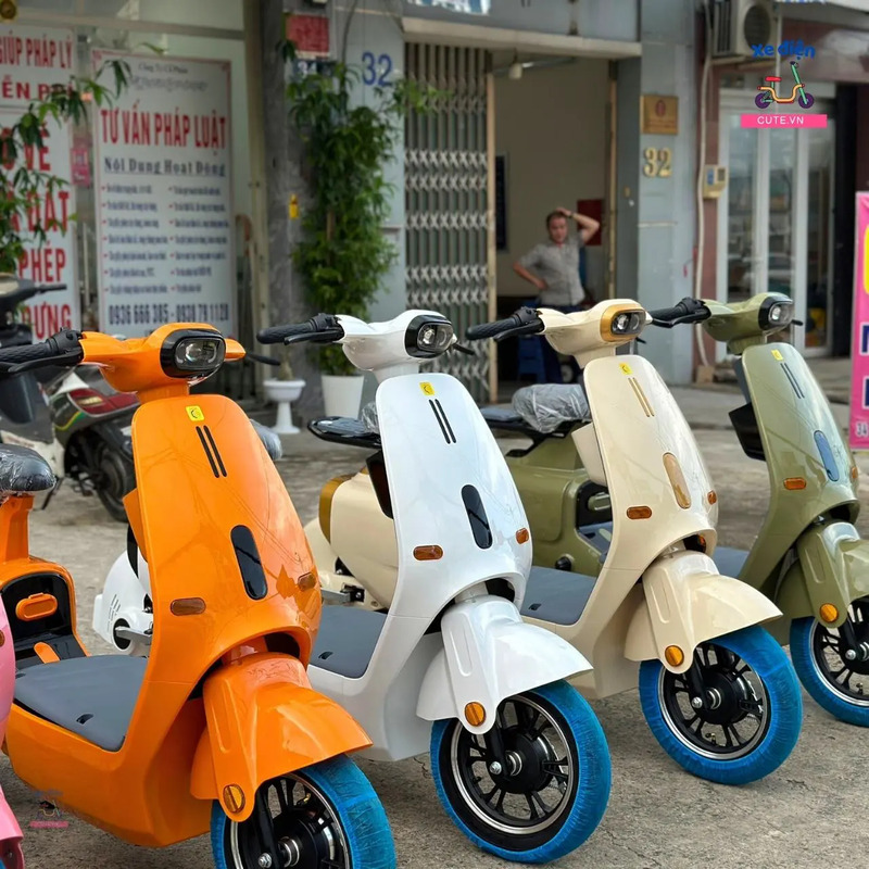xe đạp điện màu vàng