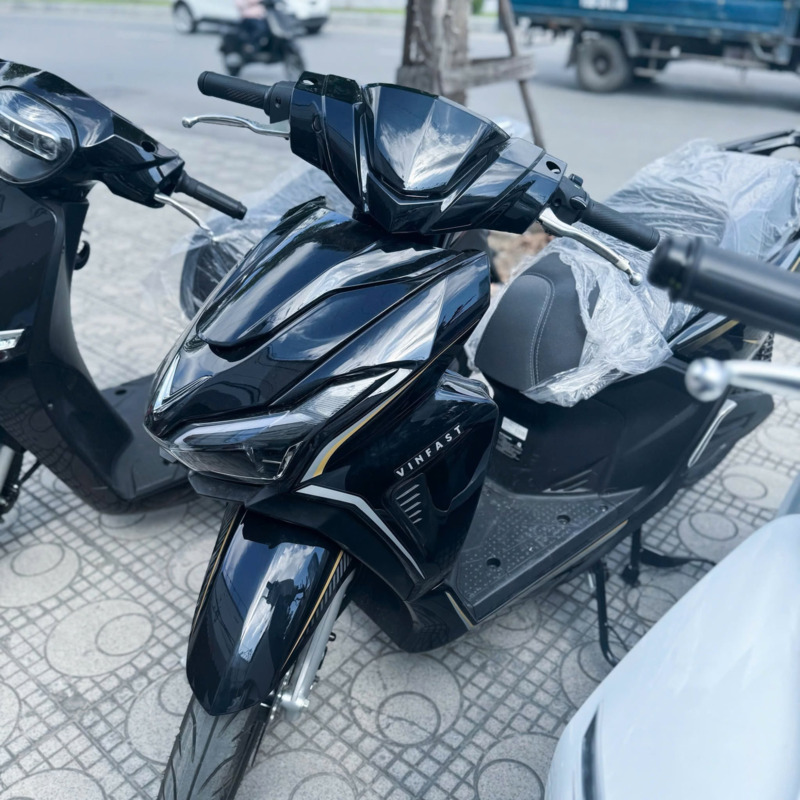 xe máy điện màu đen