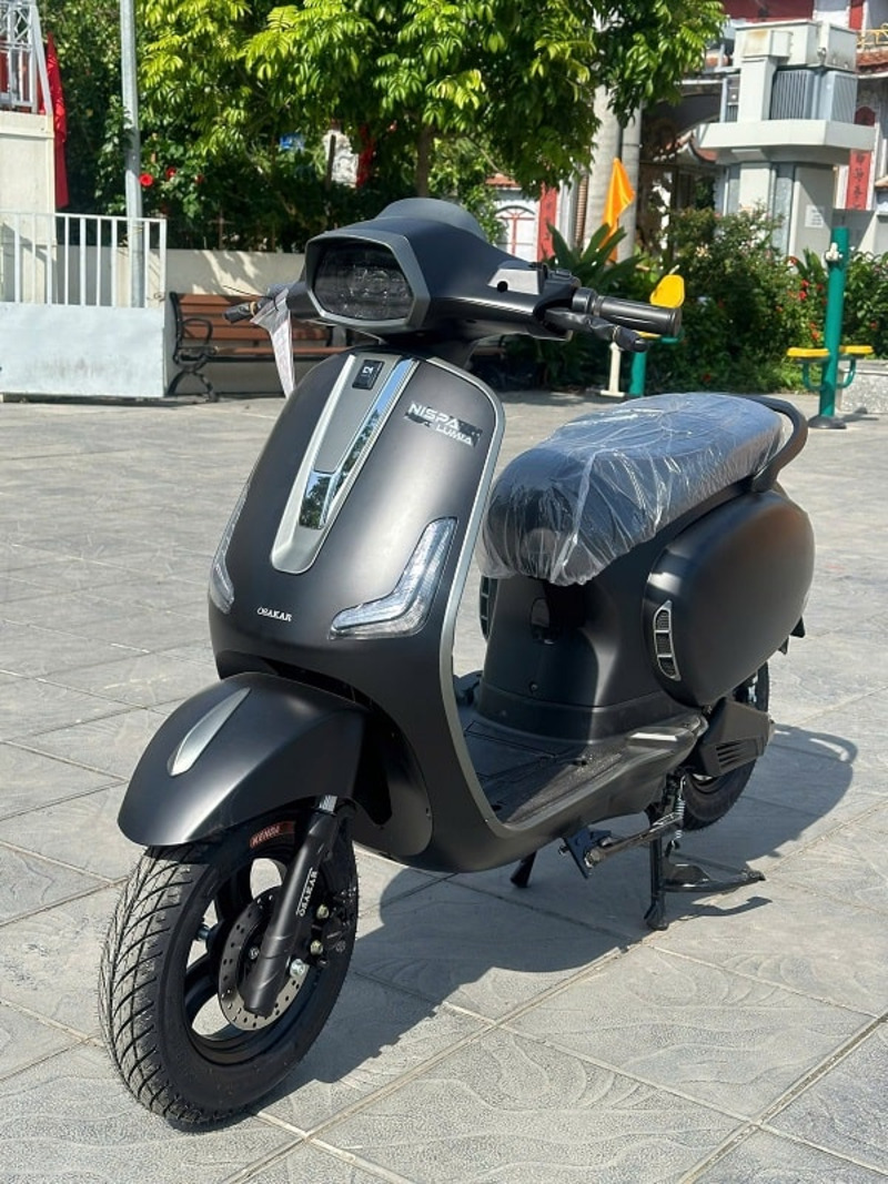 xe máy điện màu đen