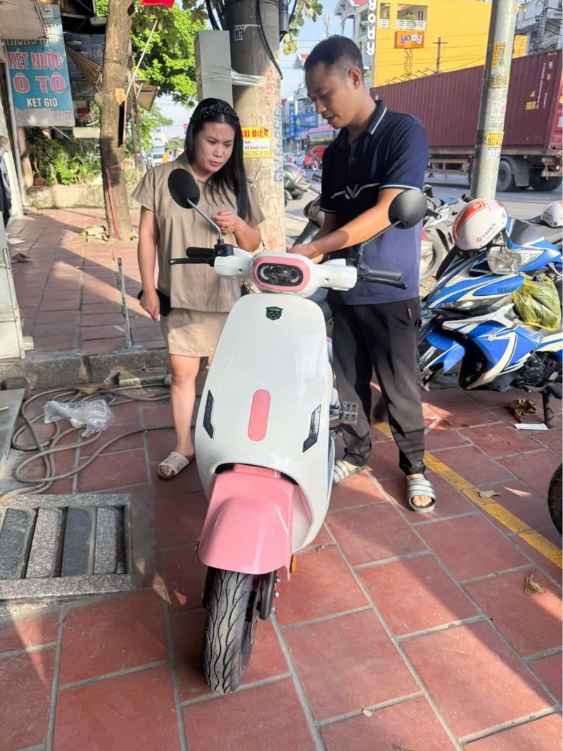 Xe máy điện màu hồng