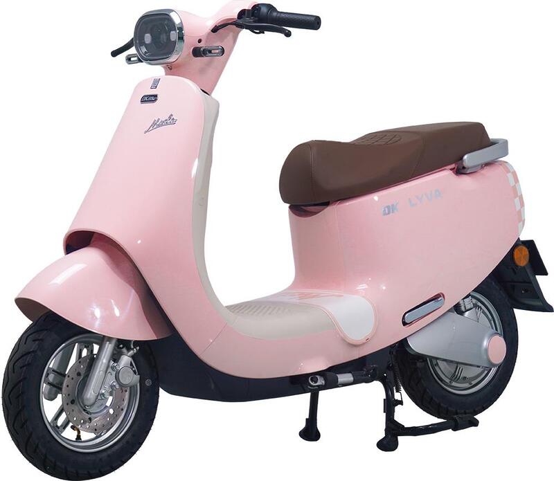 Xe máy điện màu hồng