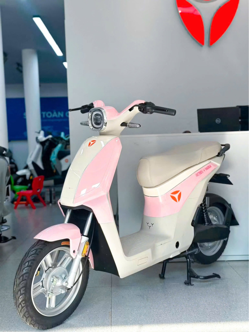 Xe máy điện màu hồng