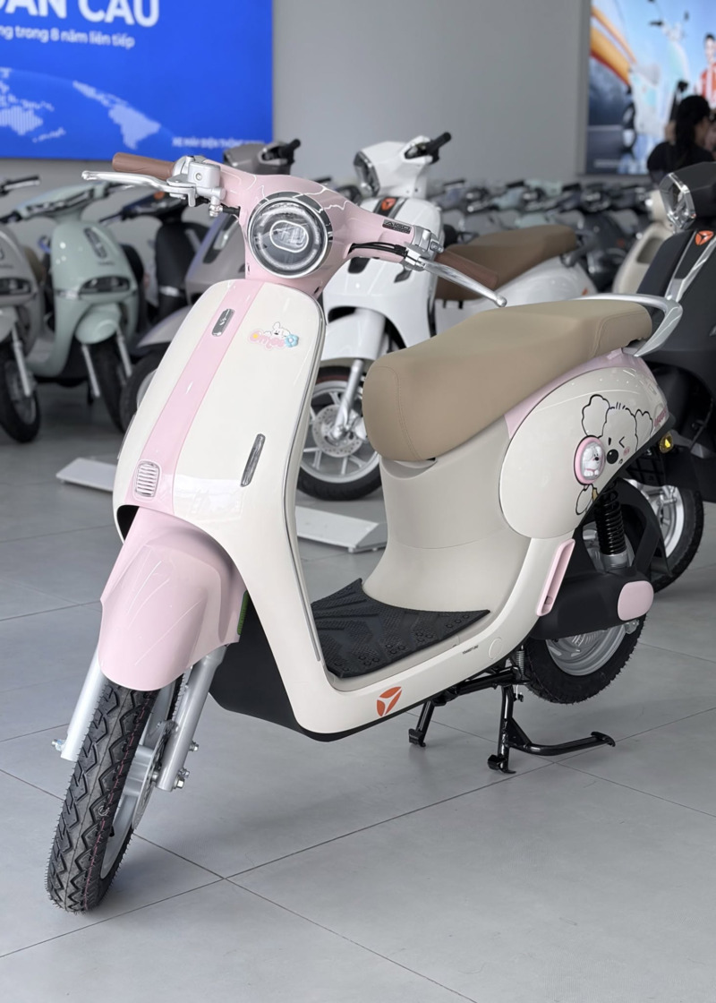 Xe máy điện màu hồng