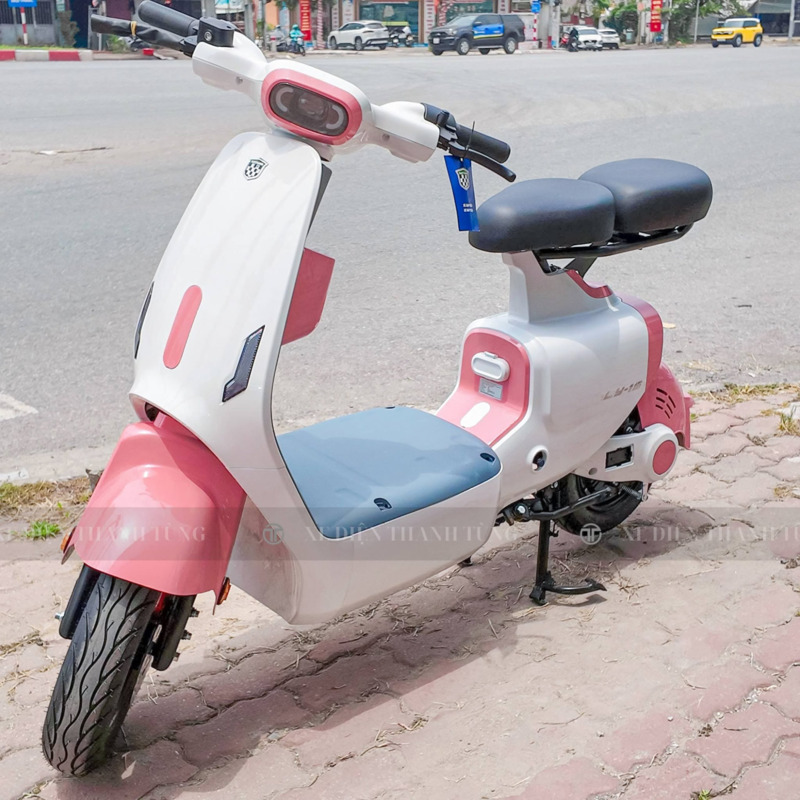 Xe máy điện màu hồng