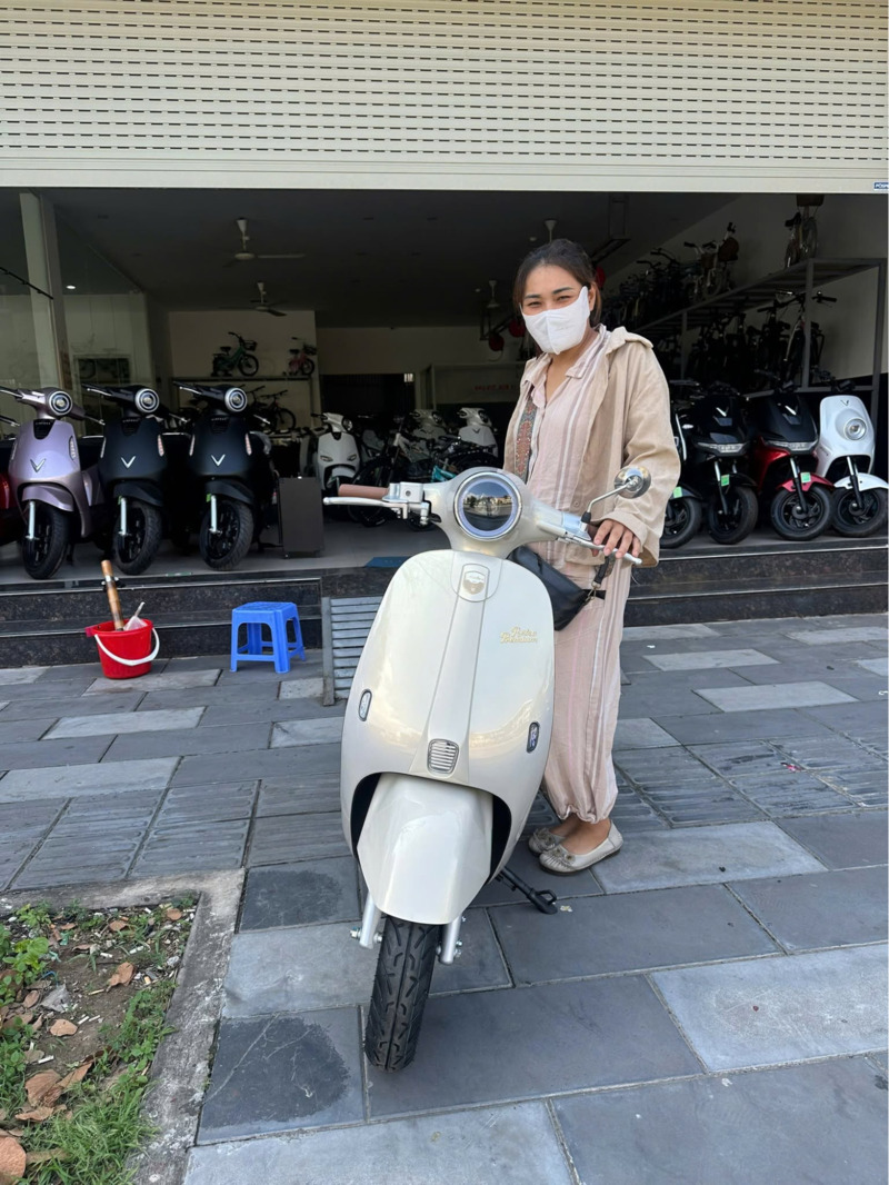xe máy điện màu trắng