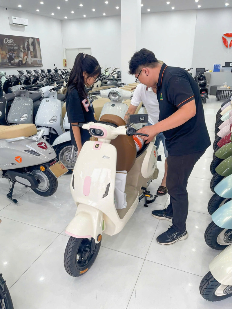 xe máy điện màu trắng
