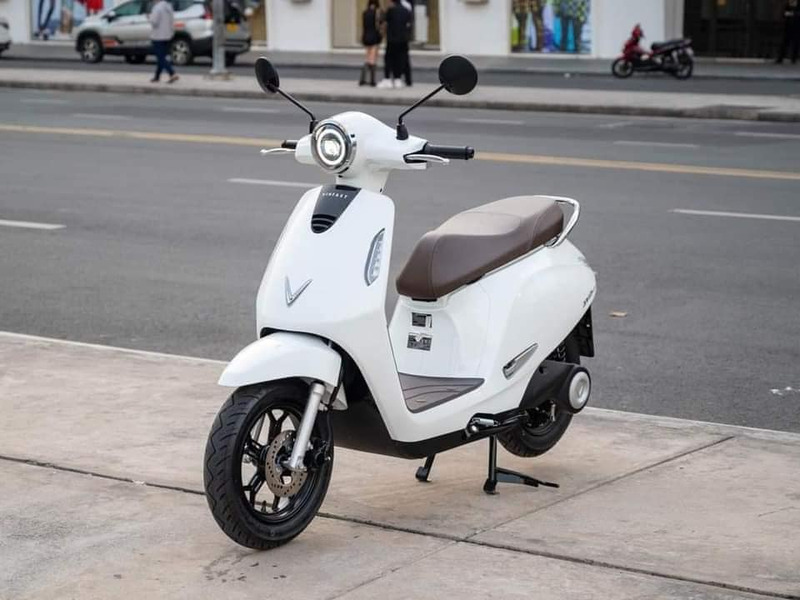 xe máy điện màu trắng