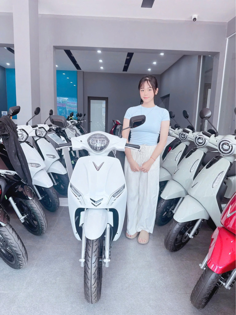 xe máy điện màu trắng