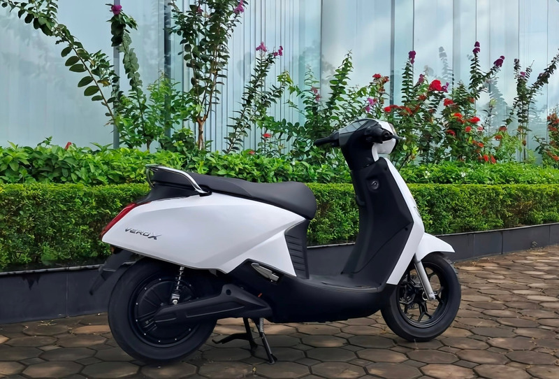 xe máy điện màu trắng