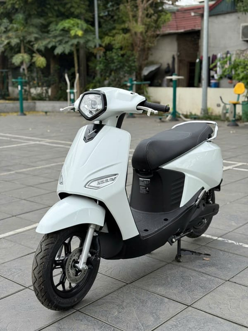 xe máy điện màu trắng