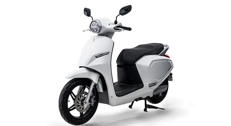 xe máy điện màu trắng